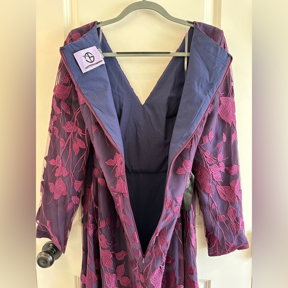 JS Collections Mother Of The Dress Formal Gown V Neck A Line Embroidered Size 14 - Picture 12 of 16